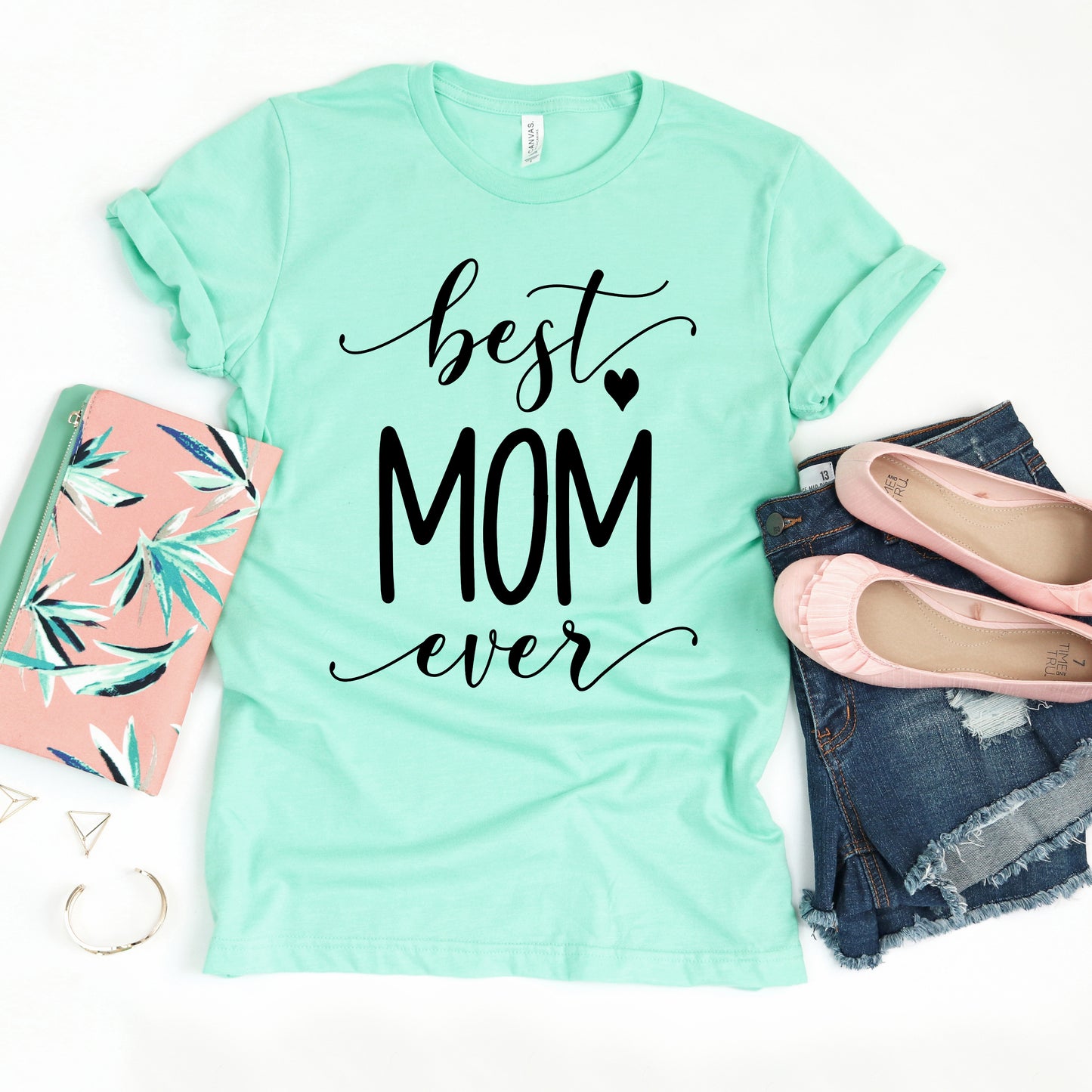 a t - shirt with the words best mom ever on it